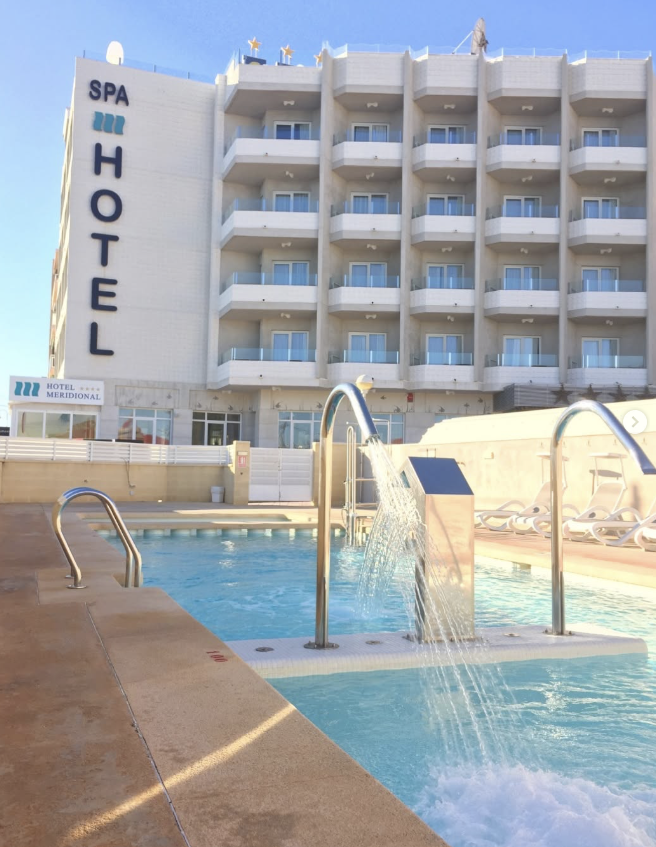 Fachada y piscina del Hotel Meridional